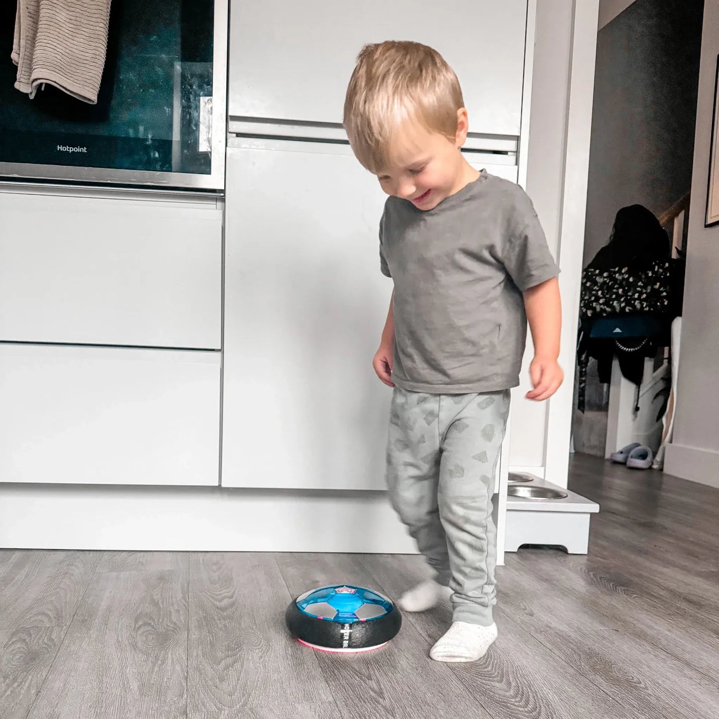 Cecilia ™ - Balón de fútbol flotante con luces LED